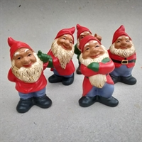 keramik julemænd i rødt blåt og grønt med stort skæg gammeldags julepynt